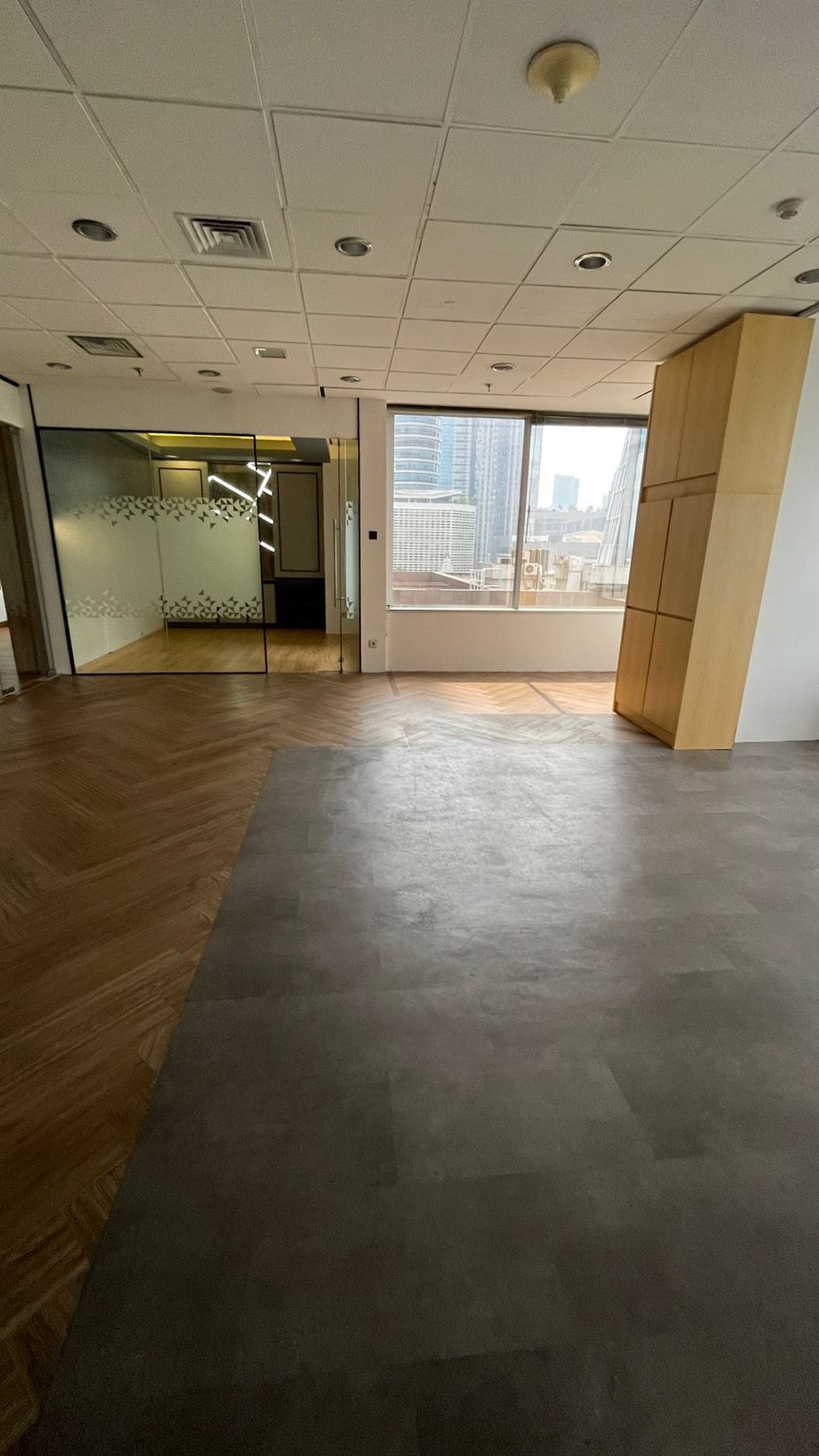 Disewakan Ruang Kantor 300m2 di Menara Sudirman Jakarta Selatan