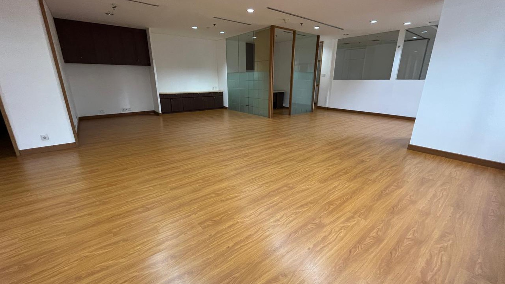 Disewakan Ruang Kantor 300m2 di Menara Sudirman Jakarta Selatan