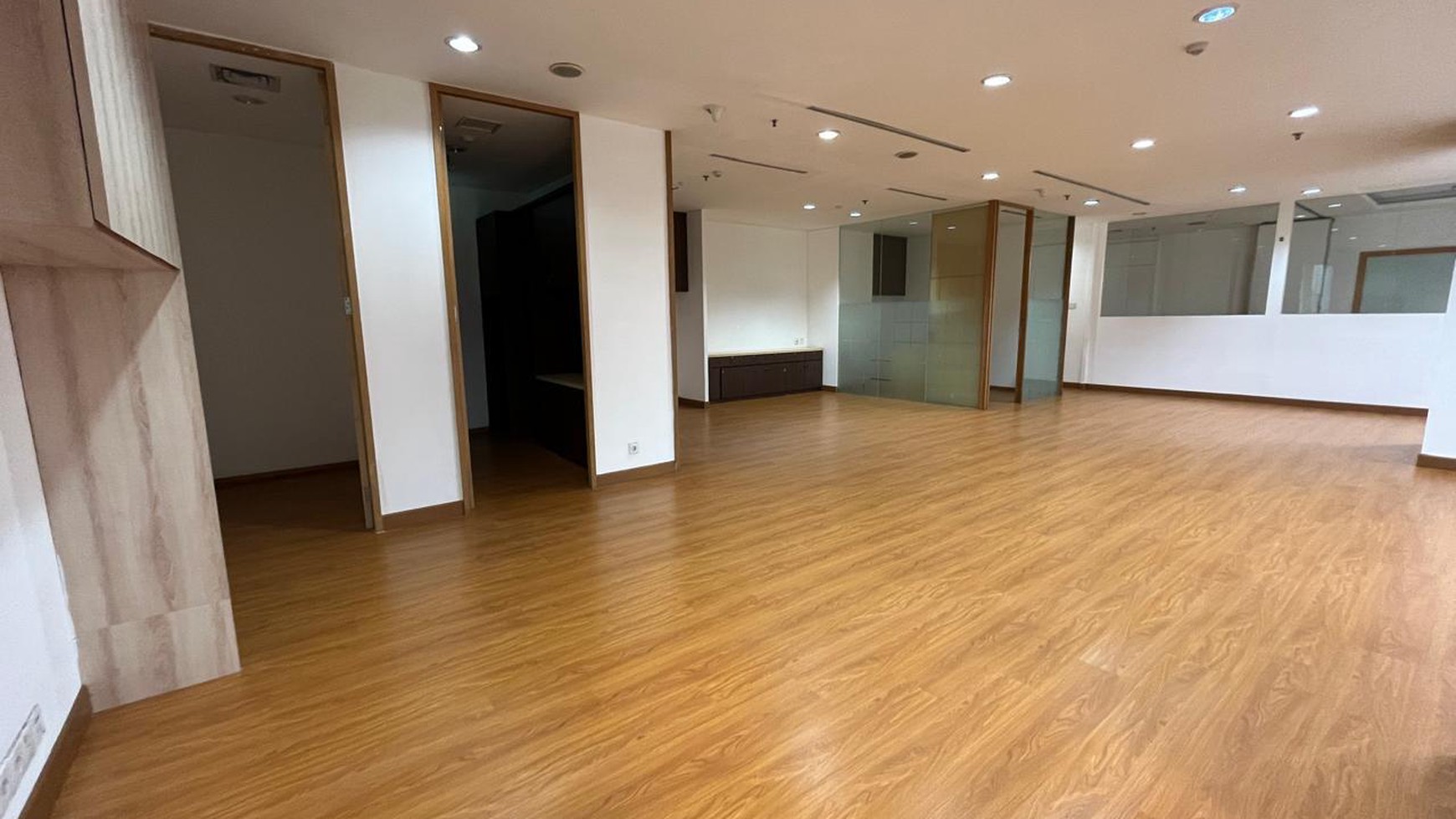 Disewakan Ruang Kantor 300m2 di Menara Sudirman Jakarta Selatan