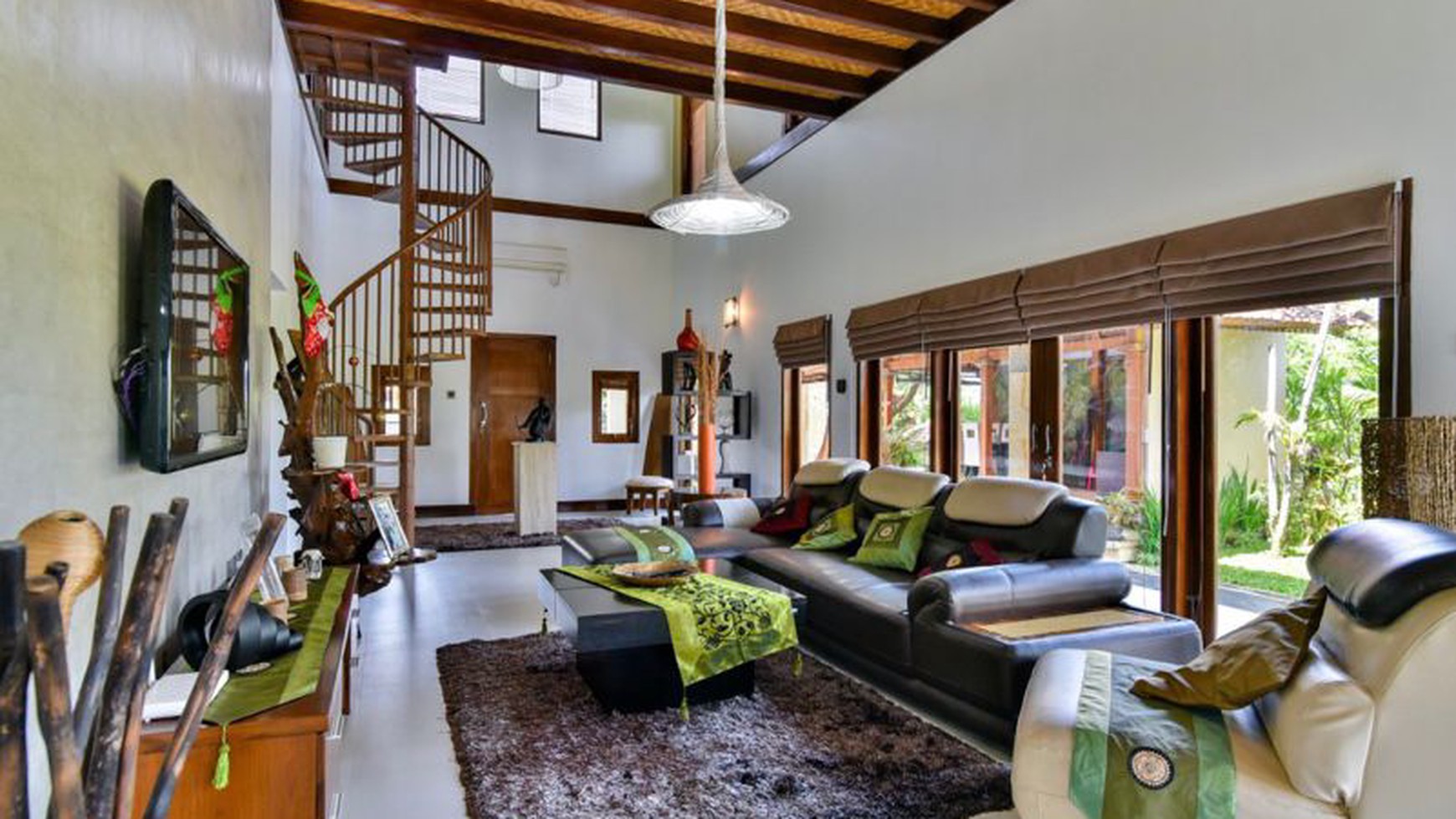 STUNNING BALINESE-STYLE VILLA IS IDEALLY SITUATED WITHIN WALKING DISTANCE TO THE BEACH AND LOVINA CENTER