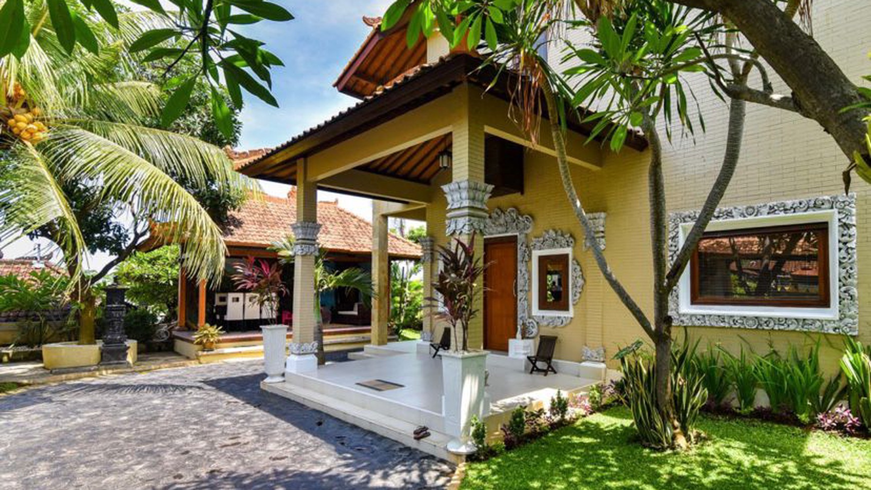 STUNNING BALINESE-STYLE VILLA IS IDEALLY SITUATED WITHIN WALKING DISTANCE TO THE BEACH AND LOVINA CENTER