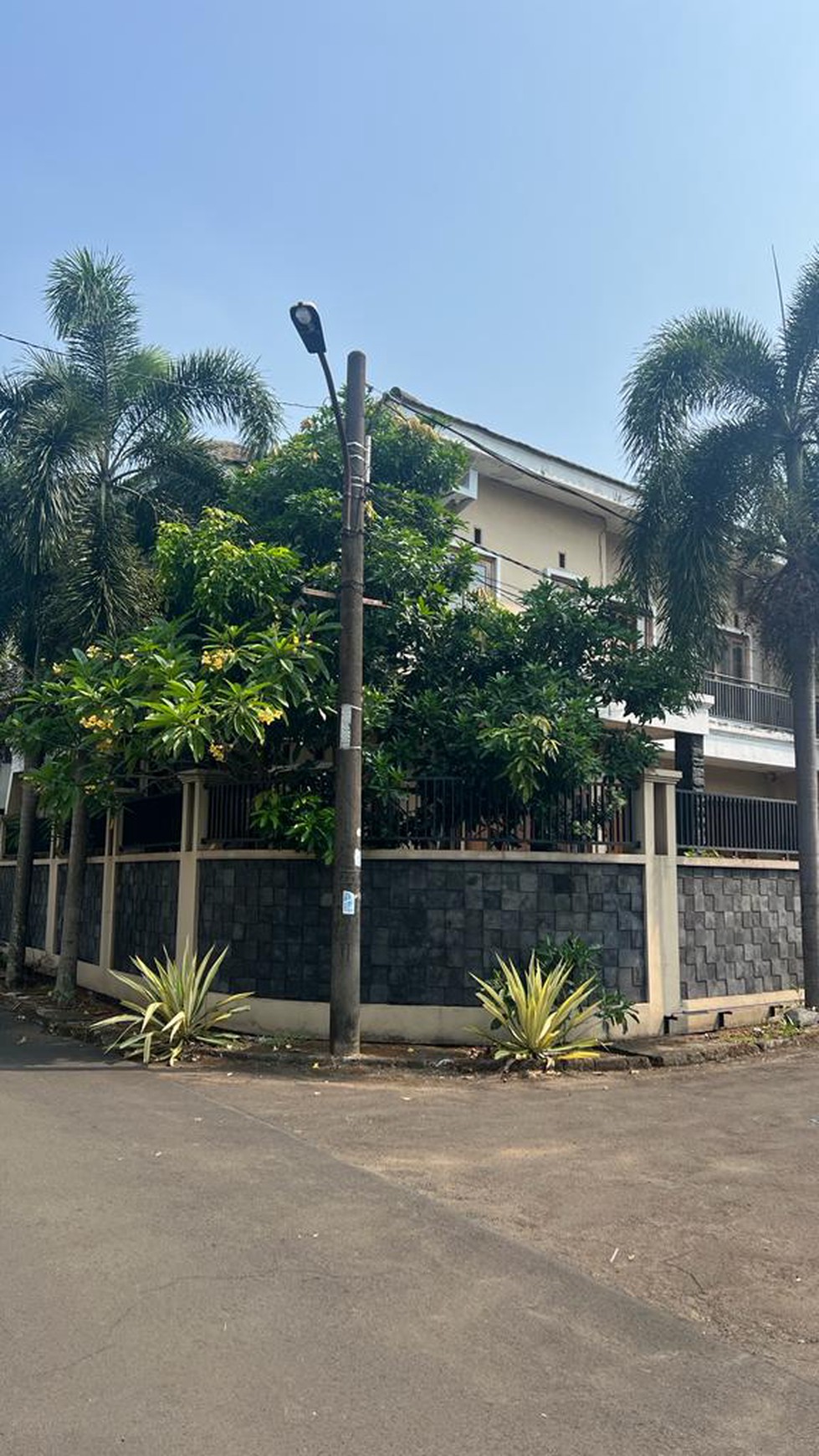 Rumah Mandiri  Villa melati Mas Serpong Depan taman