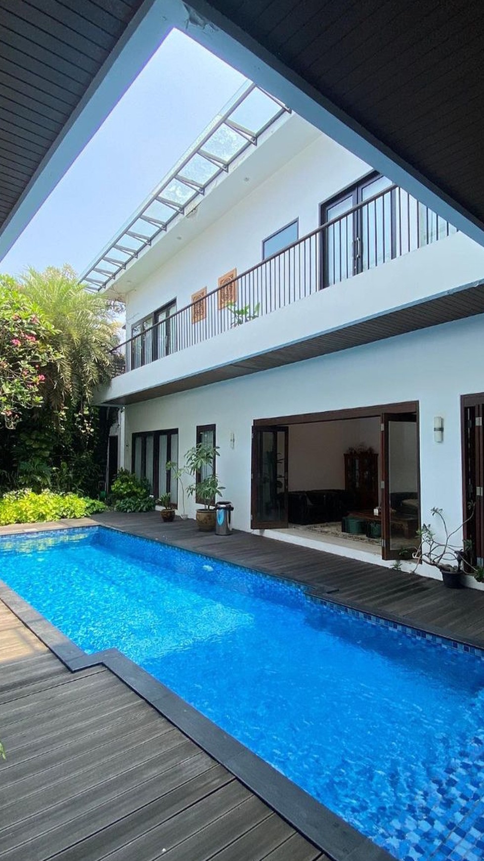 Tropical Modern House siap huni, lokasi strategis di Kemang Timur