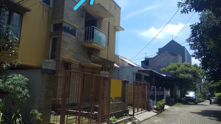 Rumah 2,5 Lantai Siap Huni dengan Hunian Nyaman dan Asri @Depok