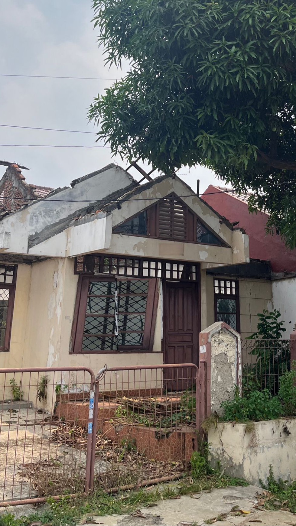 DIJUAL RUMAH HITUNG TANAH DEKAT SEKOLAH DAN GEREJA!