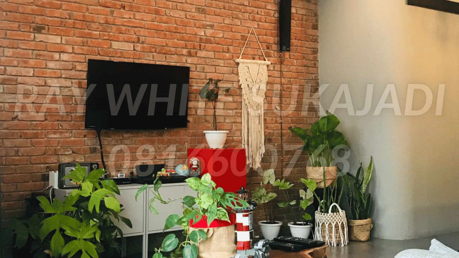 Dijual Rumah Di Sariwangi Dengan Industrial House Theme