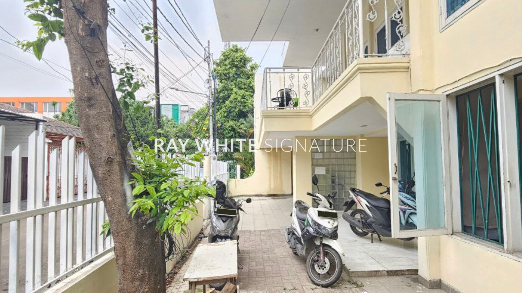 Jual 2 Rumah Lama Untuk Usaha di Jl Cempaka Putih II