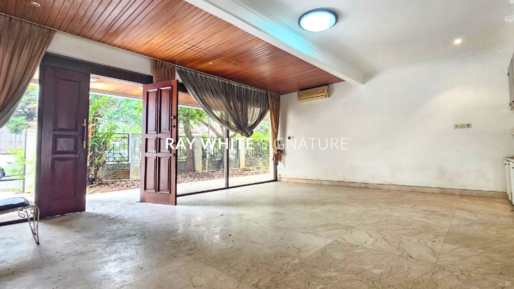 Jual 2 Rumah Lama Untuk Usaha di Jl Cempaka Putih II