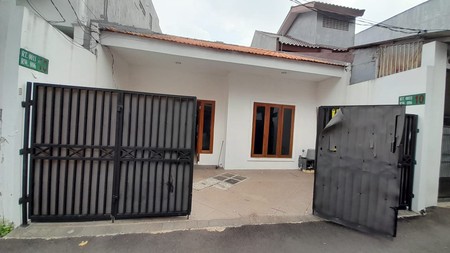 Rumah 1 1/2 Lantai di Jalan Tebet Barat Dalam