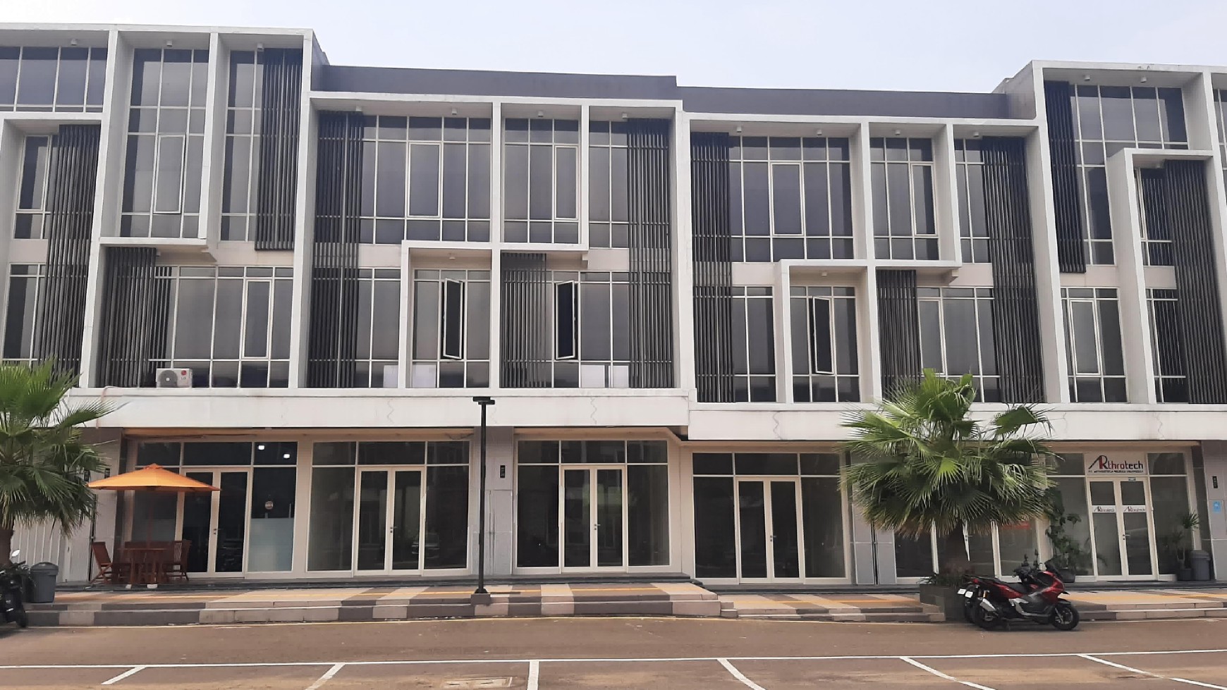 Dijual 4 Jejer Ruko Citraland North West Boulevard - Parkiran LUAS - Row Jalan RAYA KEMBAR  - Cocok buat Segala Usaha