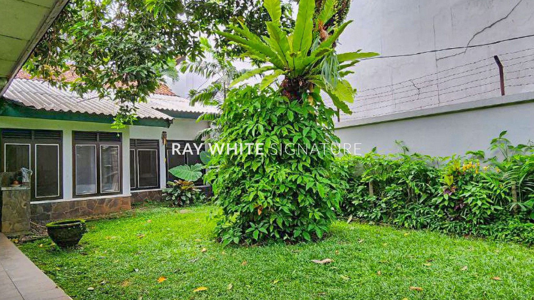 Rumah Lama Terawat di Jl Darmawangsa II