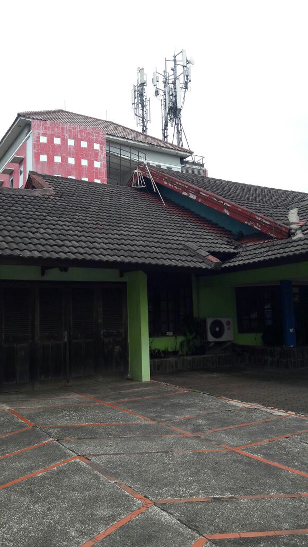 Rumah Pinggir Jalan  di Pesanggrahan Jakarta Selatan