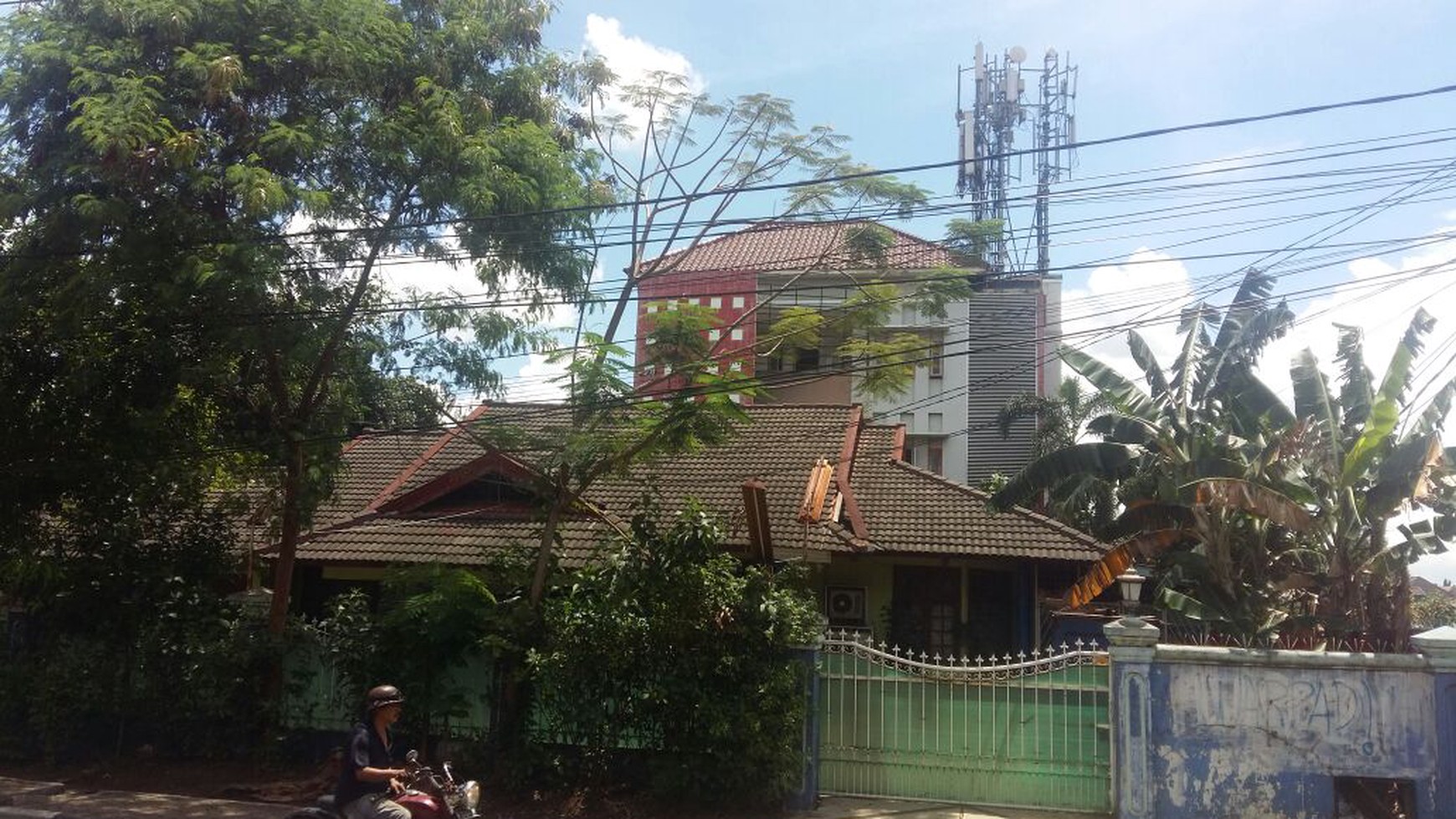 Rumah Pinggir Jalan  di Pesanggrahan Jakarta Selatan