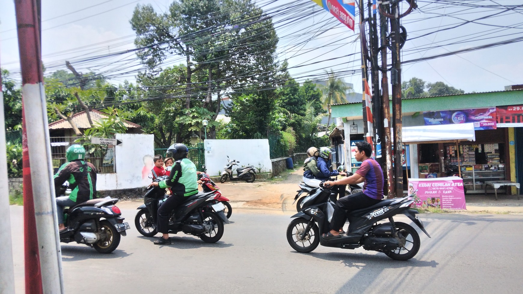 Tanah luas cocok untuk cluster perumahan dekat toll cibubur,LRT dan trans jkt,harga nego sampai deal