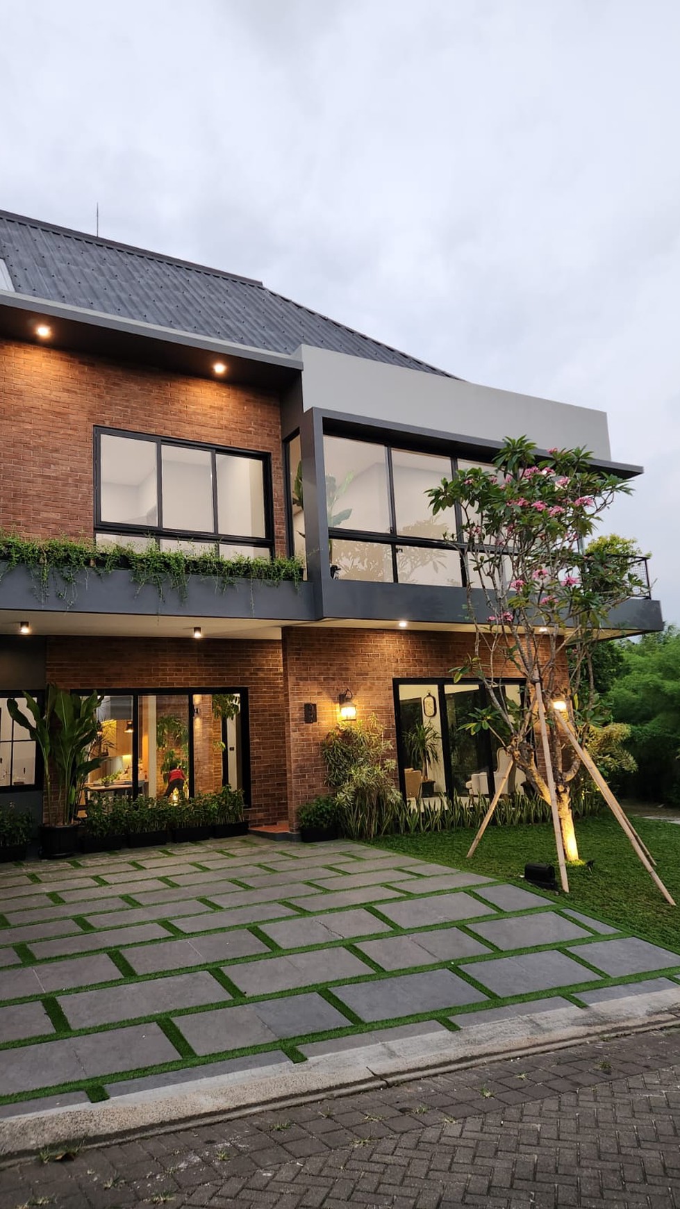 Rumah Hook Modern Tropis di Delatinos BSD City