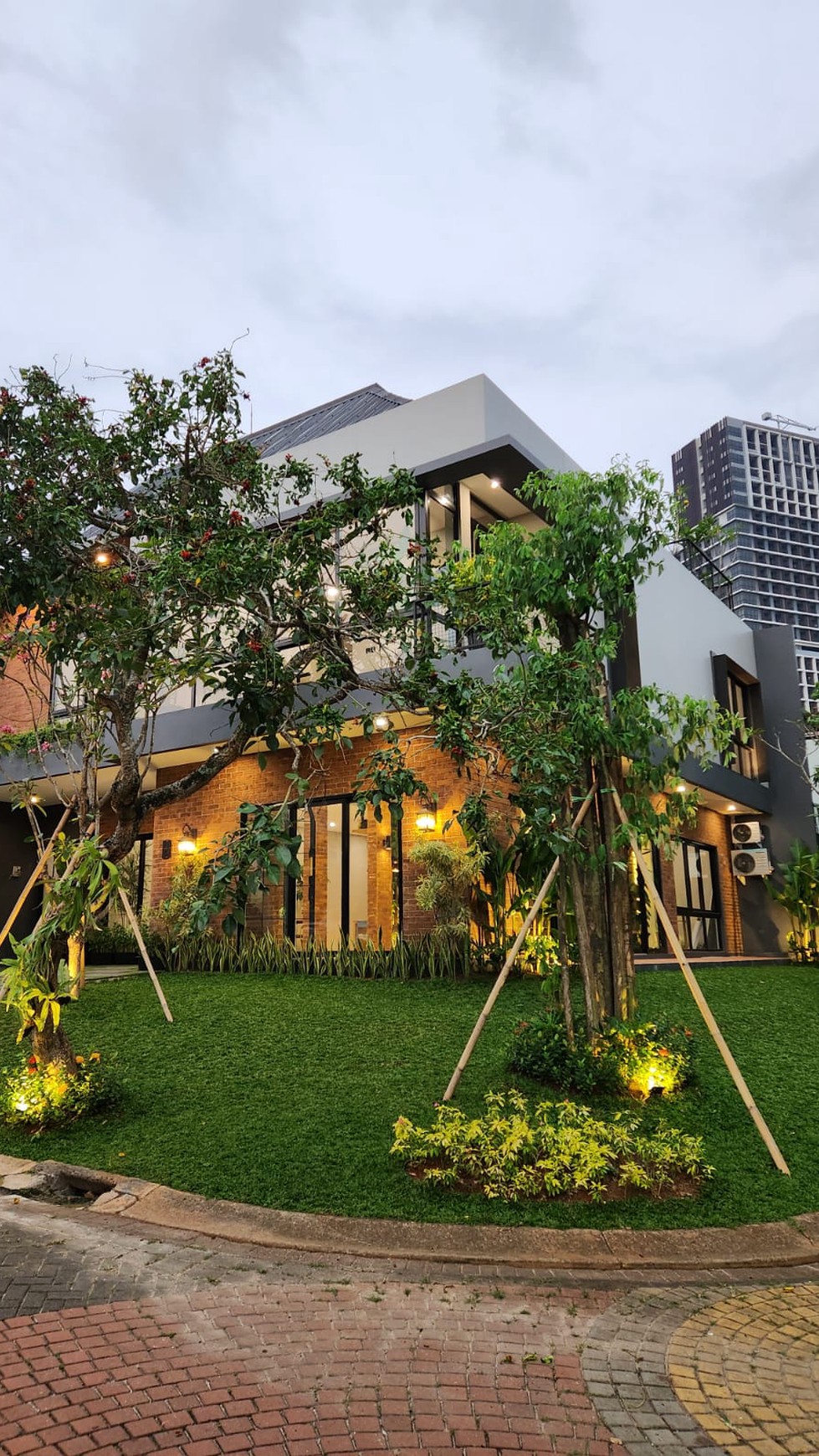 Rumah Hook Modern Tropis di Delatinos BSD City