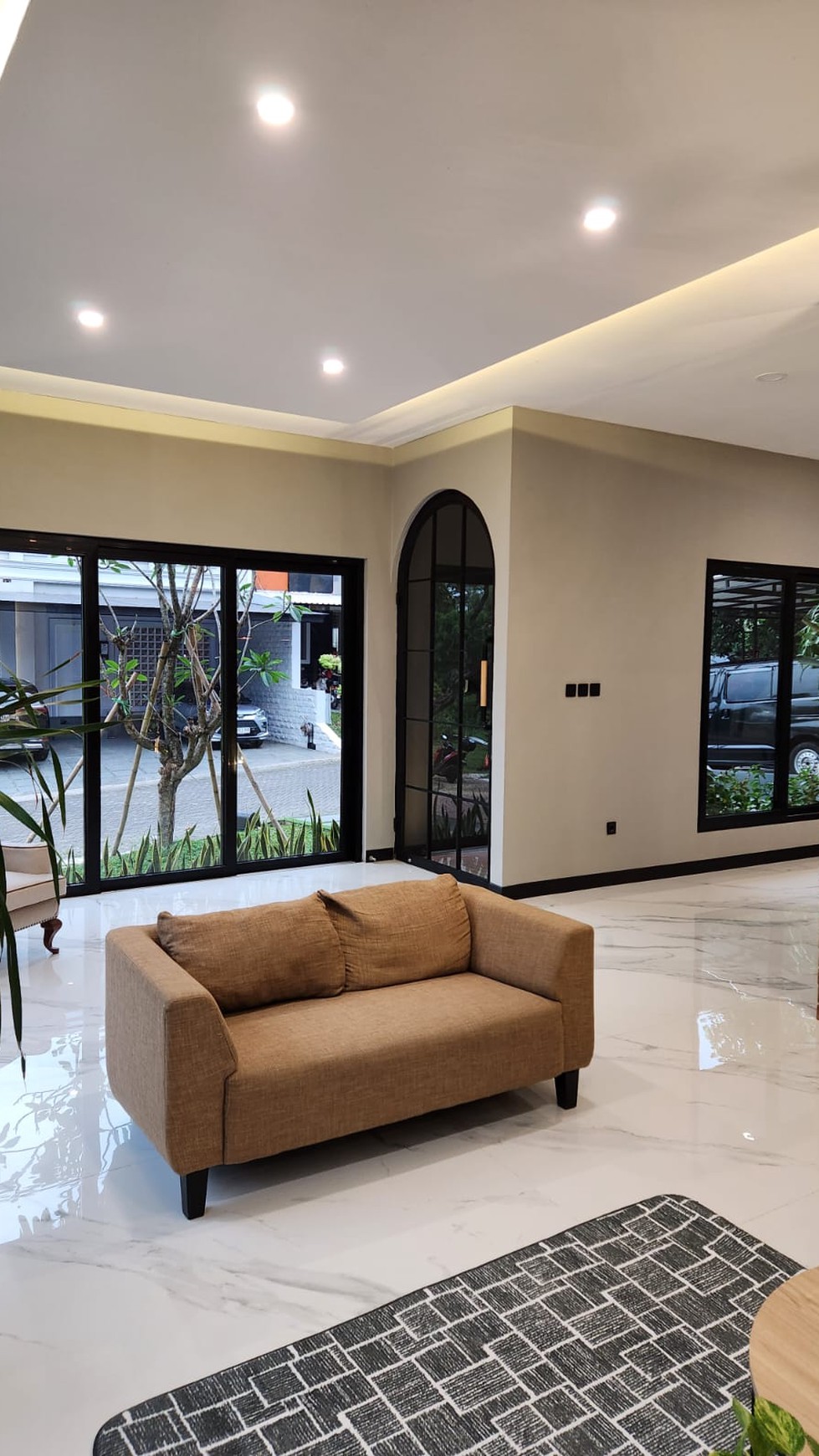 Rumah Hook Modern Tropis di Delatinos BSD City