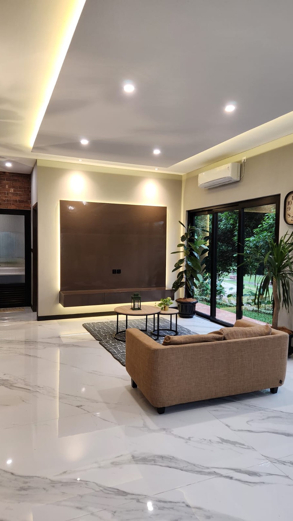 Rumah Hook Modern Tropis di Delatinos BSD City