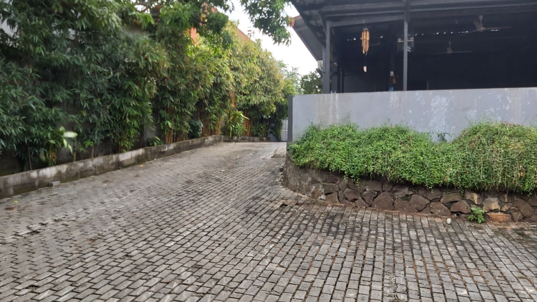 Tanah/Kavling Dijual dengan harga dibawah NJOP Lokasi Strategis di Basuki Rahmat 