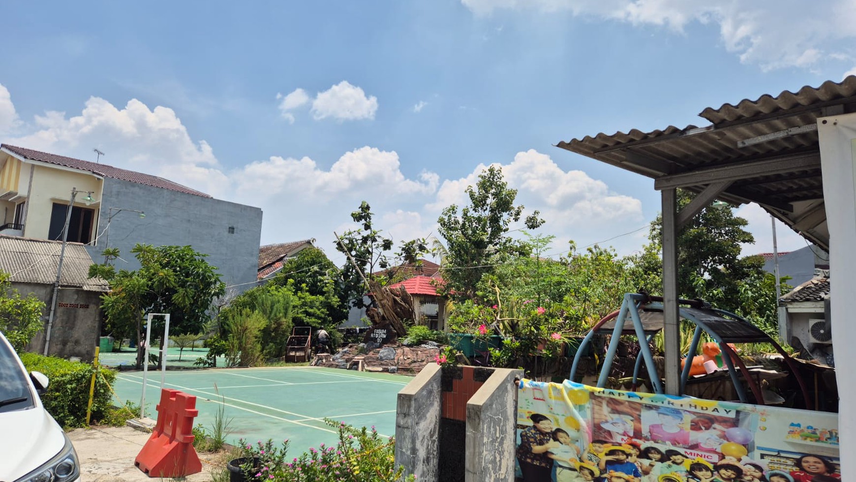 Rumah dekat taman di Harapan Indah