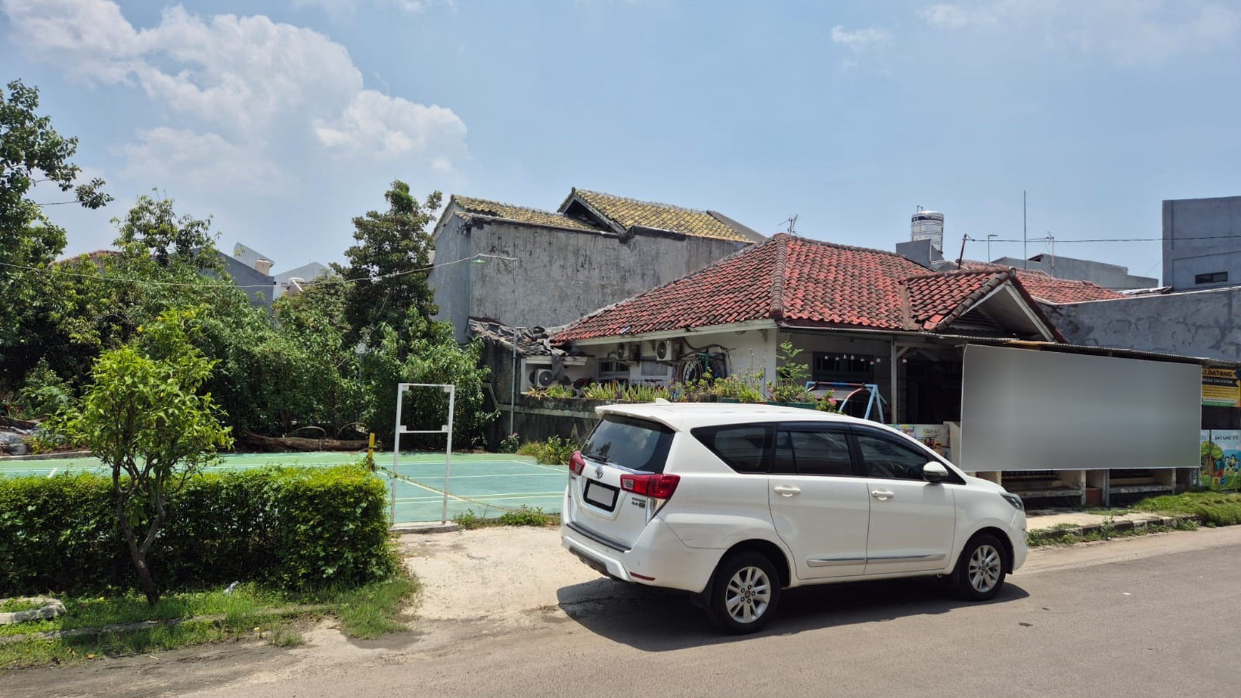 Rumah dekat taman di Harapan Indah