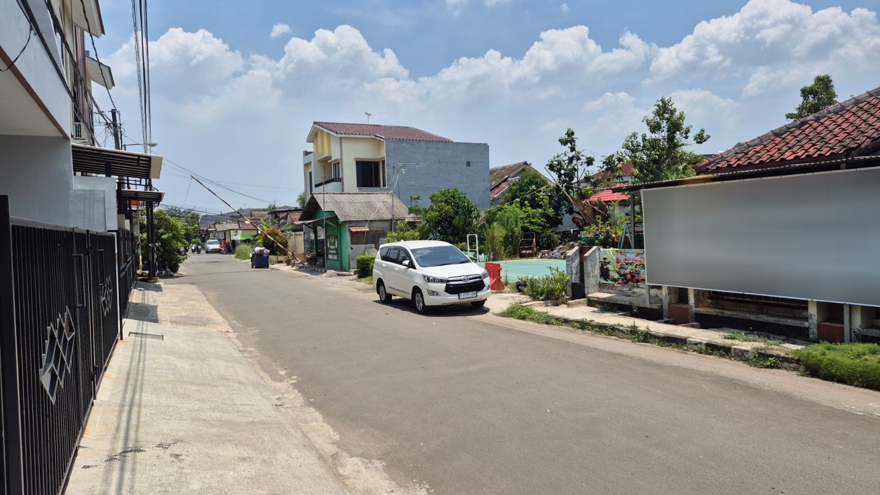 Rumah dekat taman di Harapan Indah