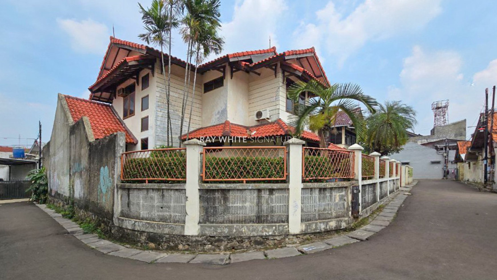 Dijual rumah posisi hook yang asri dan tenang di Jl Amal Bakti, Bintaro 