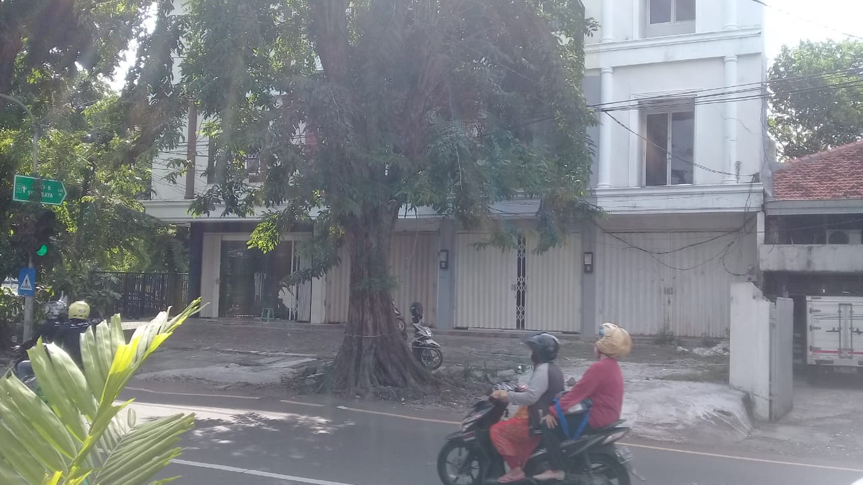 Disewa Ruko Eksklusif Biliton 3 Lantai - Gubeng - Tengah Kota Surabaya (Ada Sisa Tanah Ngantong)