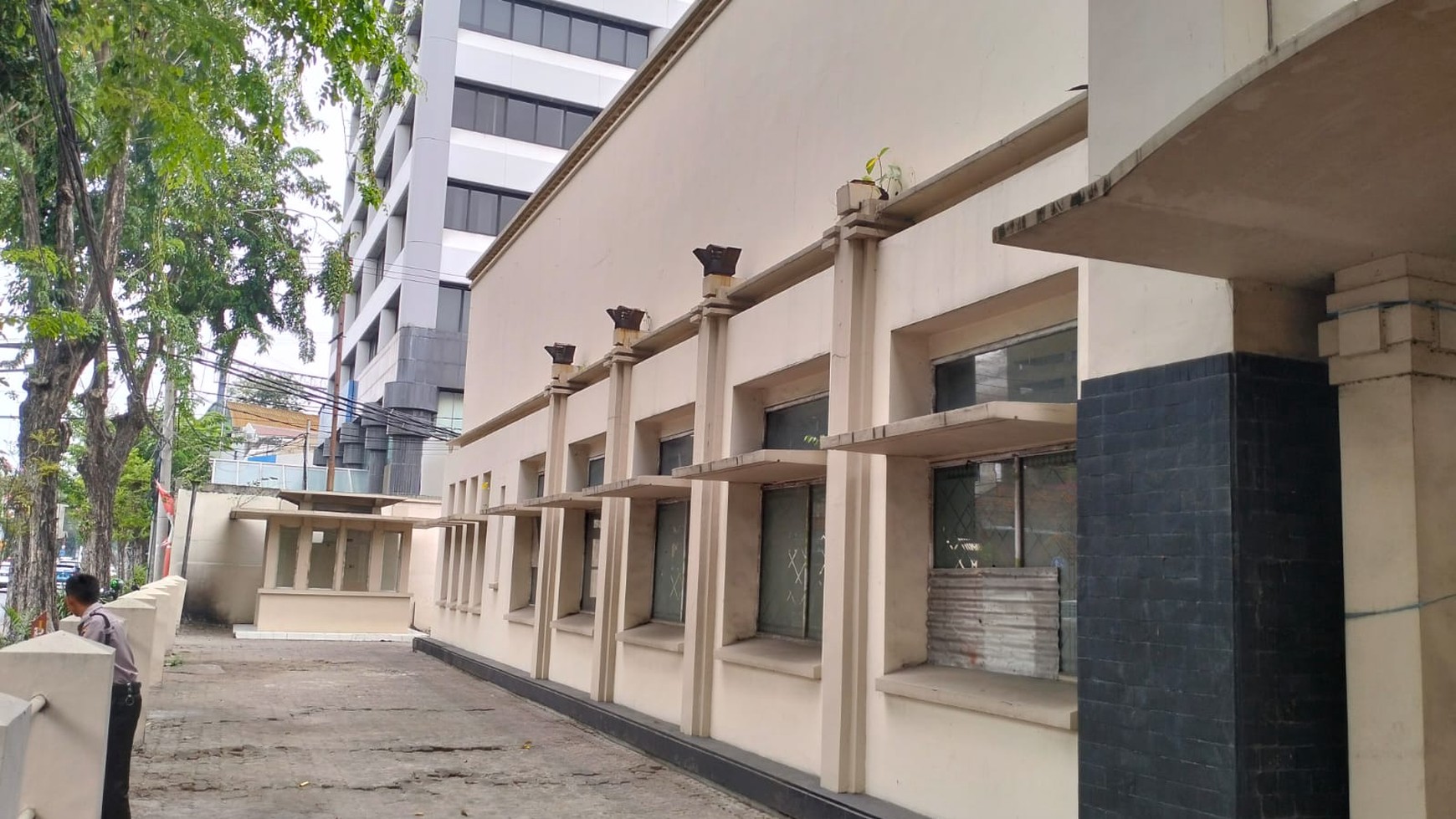 Disewakan tempat Usaha Komersial Area, Pusat Kota, Jl. Panglima Sudirman Surabaya