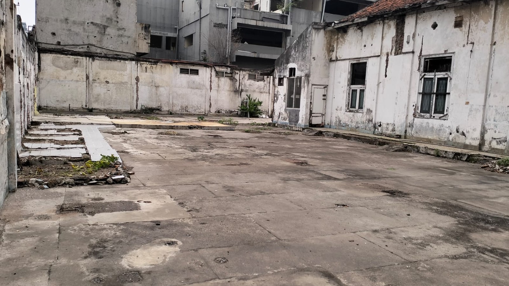 Disewakan tempat Usaha Komersial Area, Pusat Kota, Jl. Panglima Sudirman Surabaya