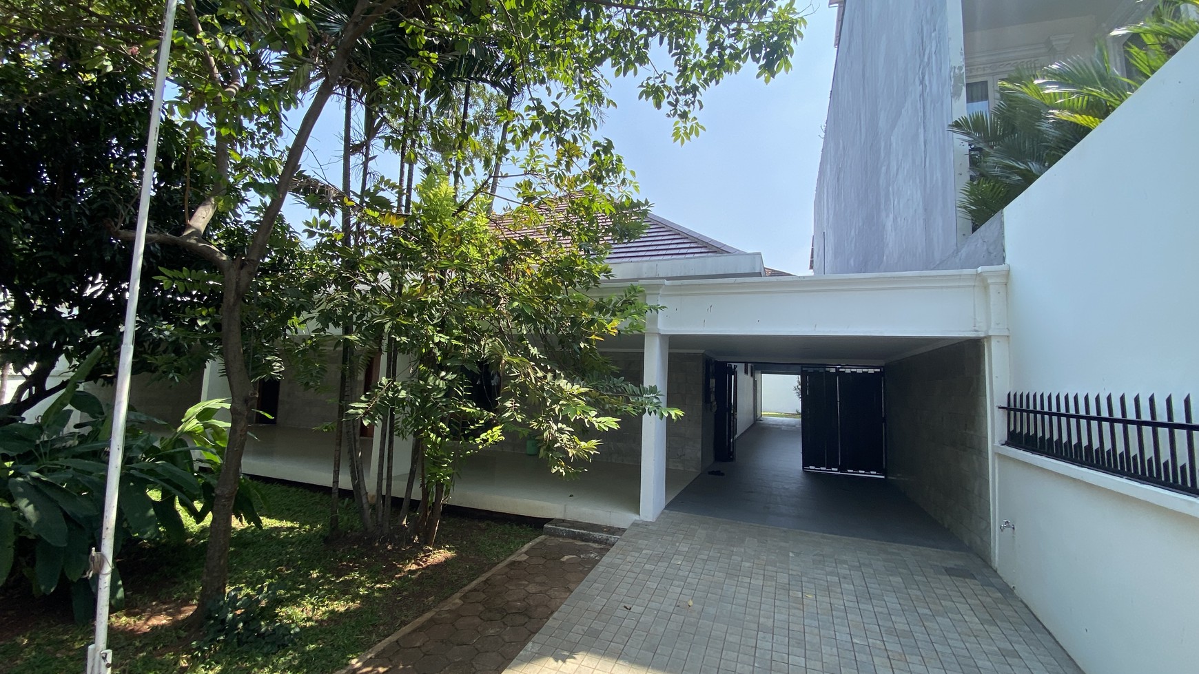 Beautiful house with big backyard in menteng