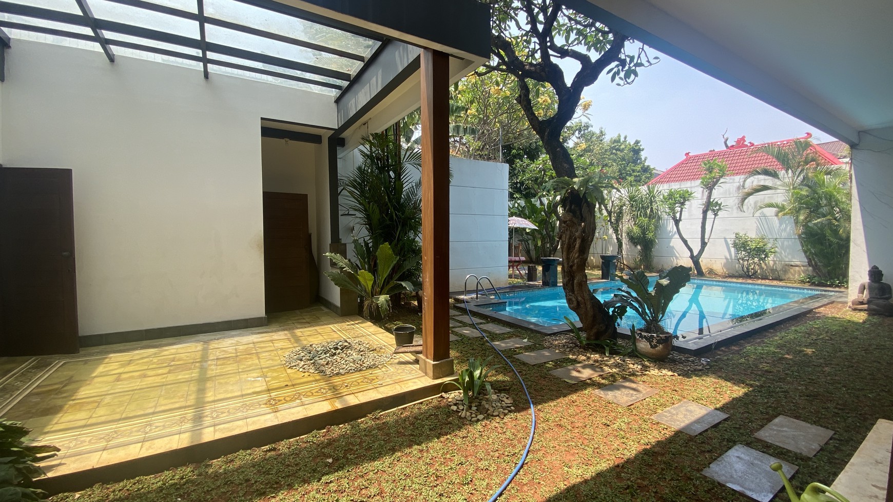 Beautiful modern tropical house in kuningan, jakarta selatan