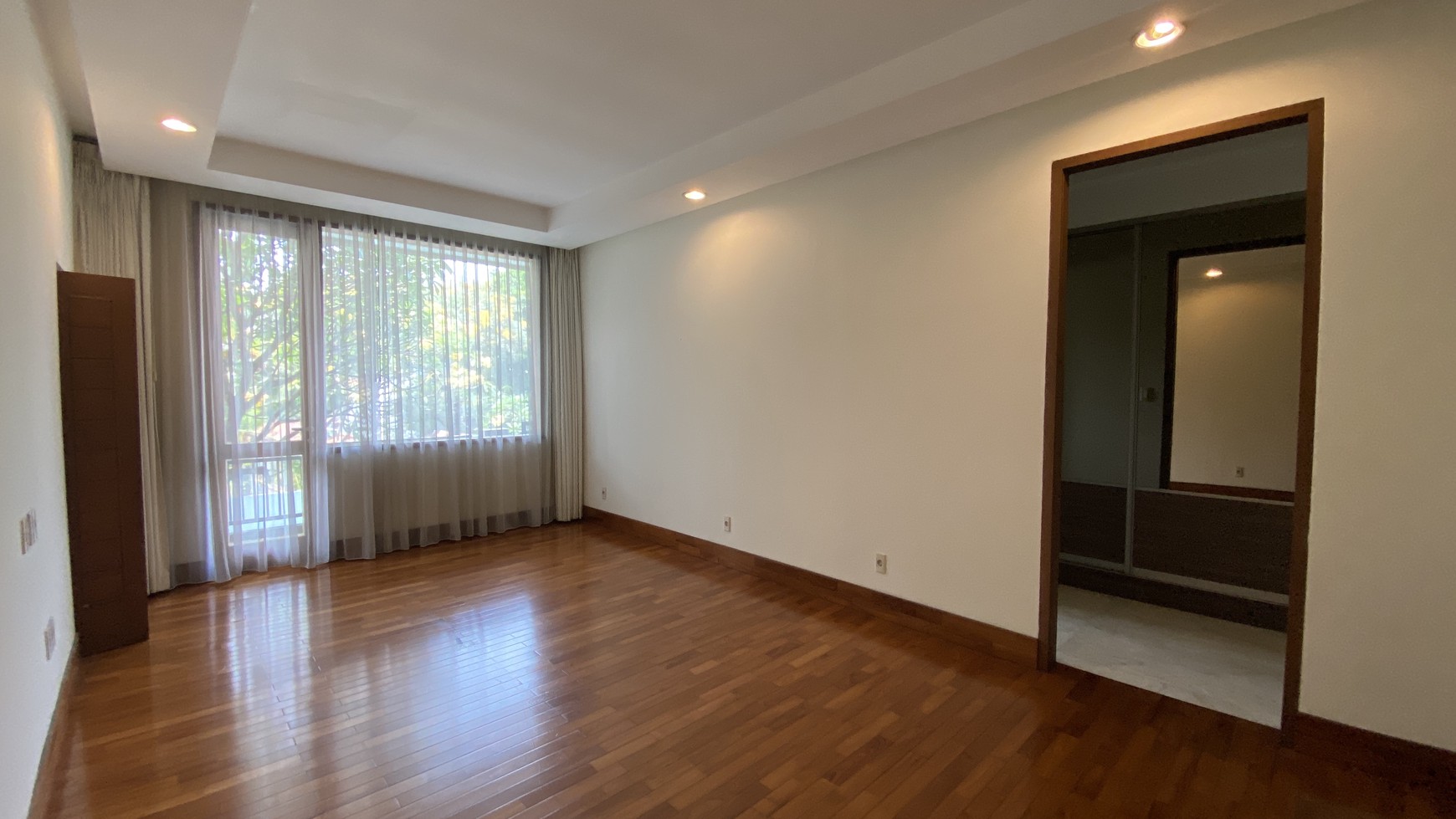 Beautiful modern tropical house in kuningan, jakarta selatan