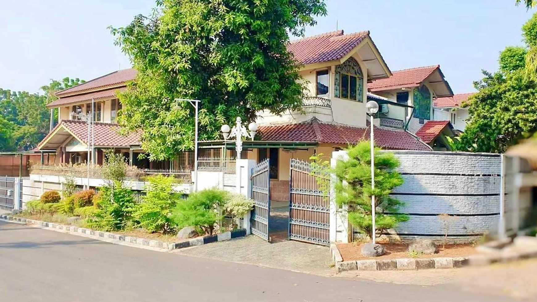 Rumah Mewah Cantik  Halaman Luas di Lebak Bulus, Jakarta Selatan.