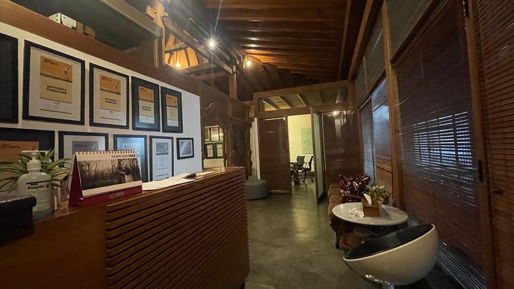 Rumah di Kota Bumi Kakarta Pusat depan Autograph Building,5 menit ke GI,  cocok untuk coffee shop, bakery