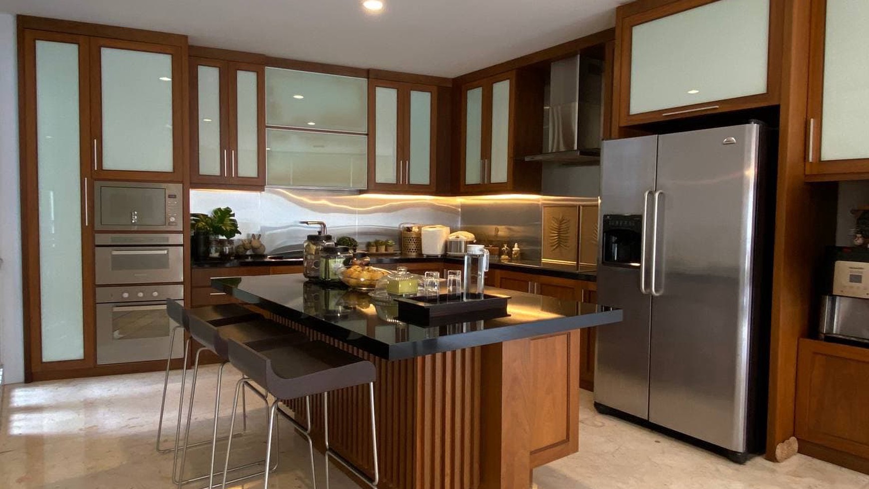 Rumah Cantik 3 Lantai di Jl Weleri Menteng