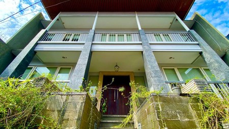 Rumah Cantik 3 Lantai di Jl Weleri Menteng