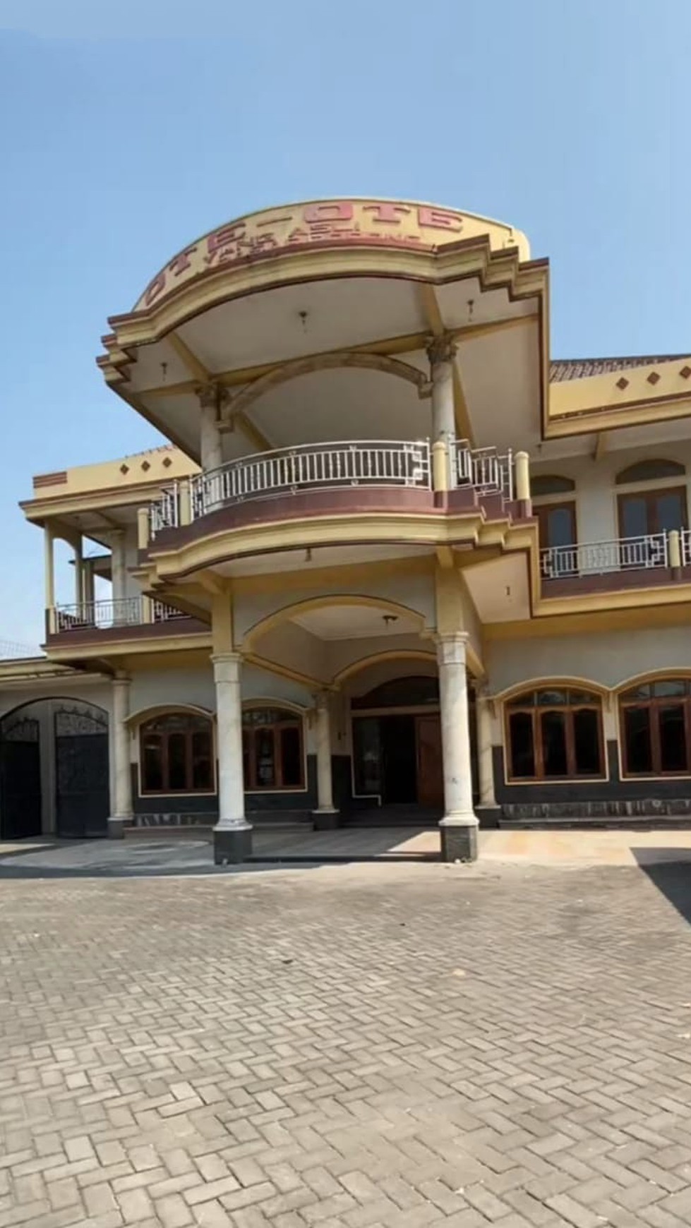 DIJUAL EX RUMAH USAHA ( RESTO ) DI JALAN PROVINSI