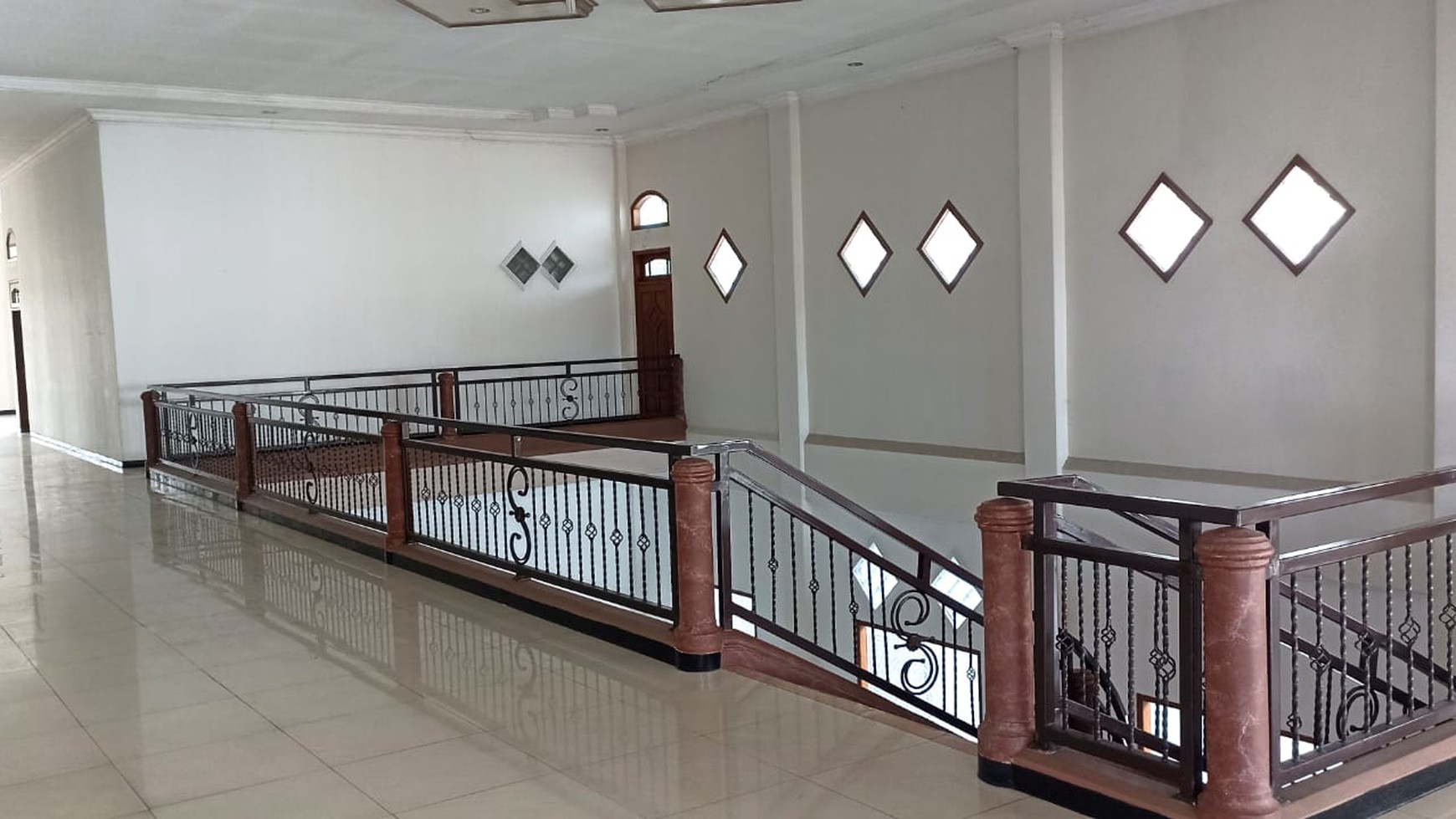 DIJUAL EX RUMAH USAHA ( RESTO ) DI JALAN PROVINSI