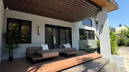 Rumah kbp Hoek bertema modern tropical