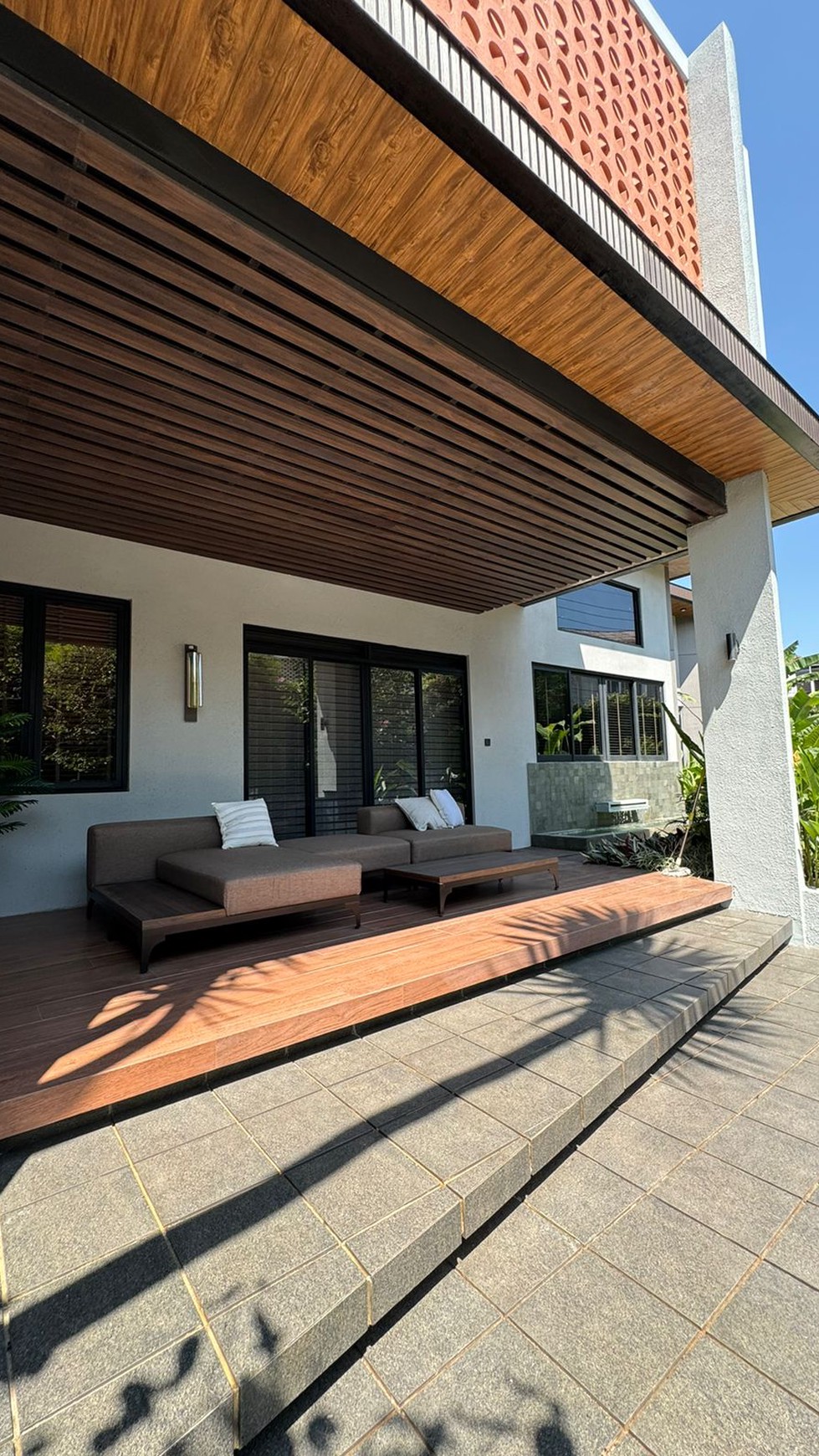 Rumah kbp Hoek bertema modern tropical