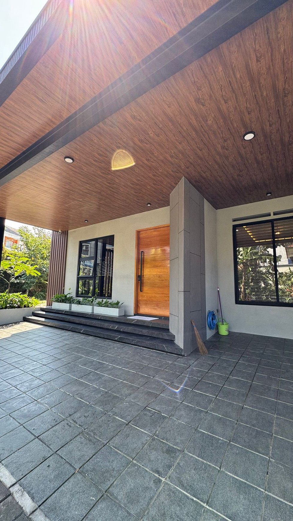 Rumah kbp Hoek bertema modern tropical