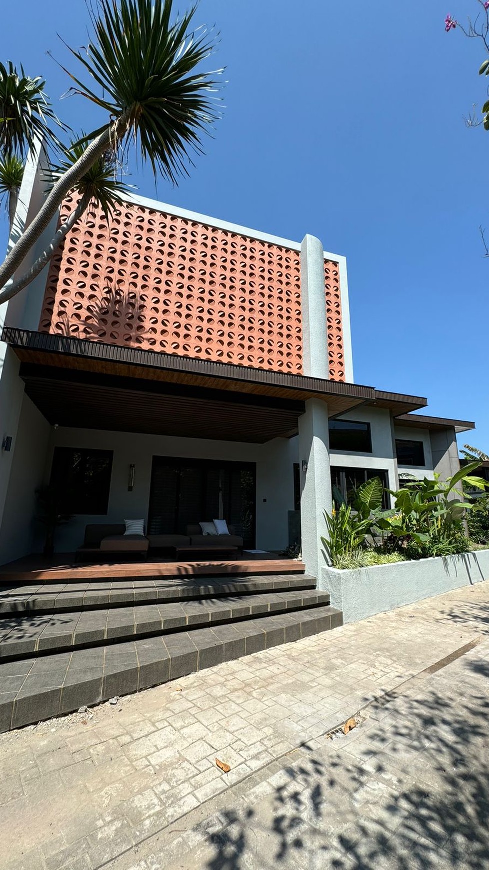 Rumah kbp Hoek bertema modern tropical