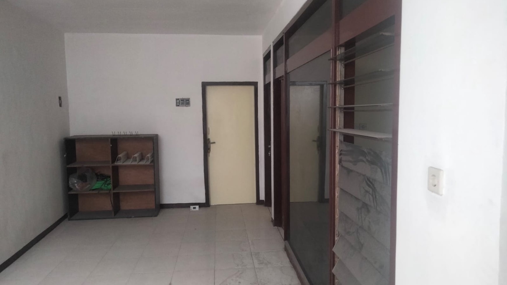 Disewakan Rumah Tengah Kota Cocok Untuk kantor Jl. Irian Barat - Surabaya