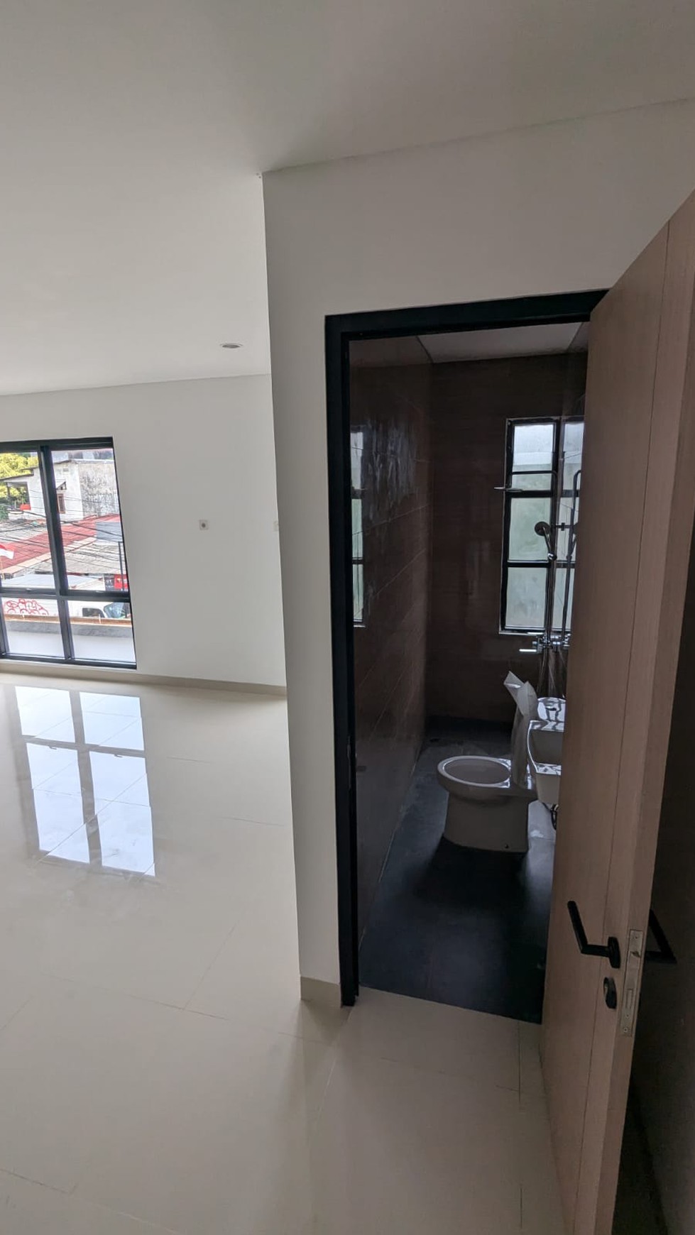 Rumah BRand New, dalam cluster, bebas banjir, lokasi strategis di Pondok Cabe