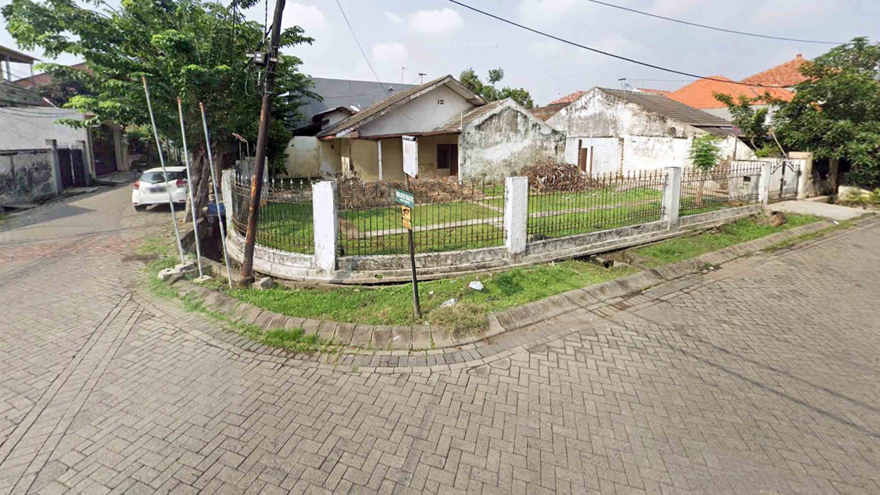 Rumah HITUNG TANAH !!! di Semolowaru Tengah Surabaya Timur, Luas 17,25 x 20 m2, Hook/Pojokan, SHGB - EA -