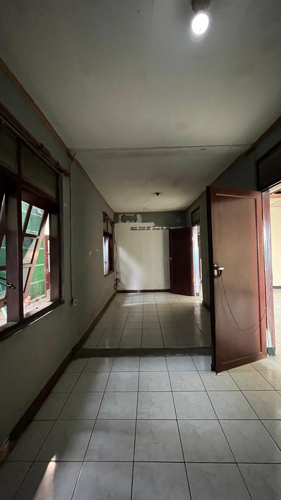 Rumah Lama Lokasi Sangat Strategis Butuh Renovasi