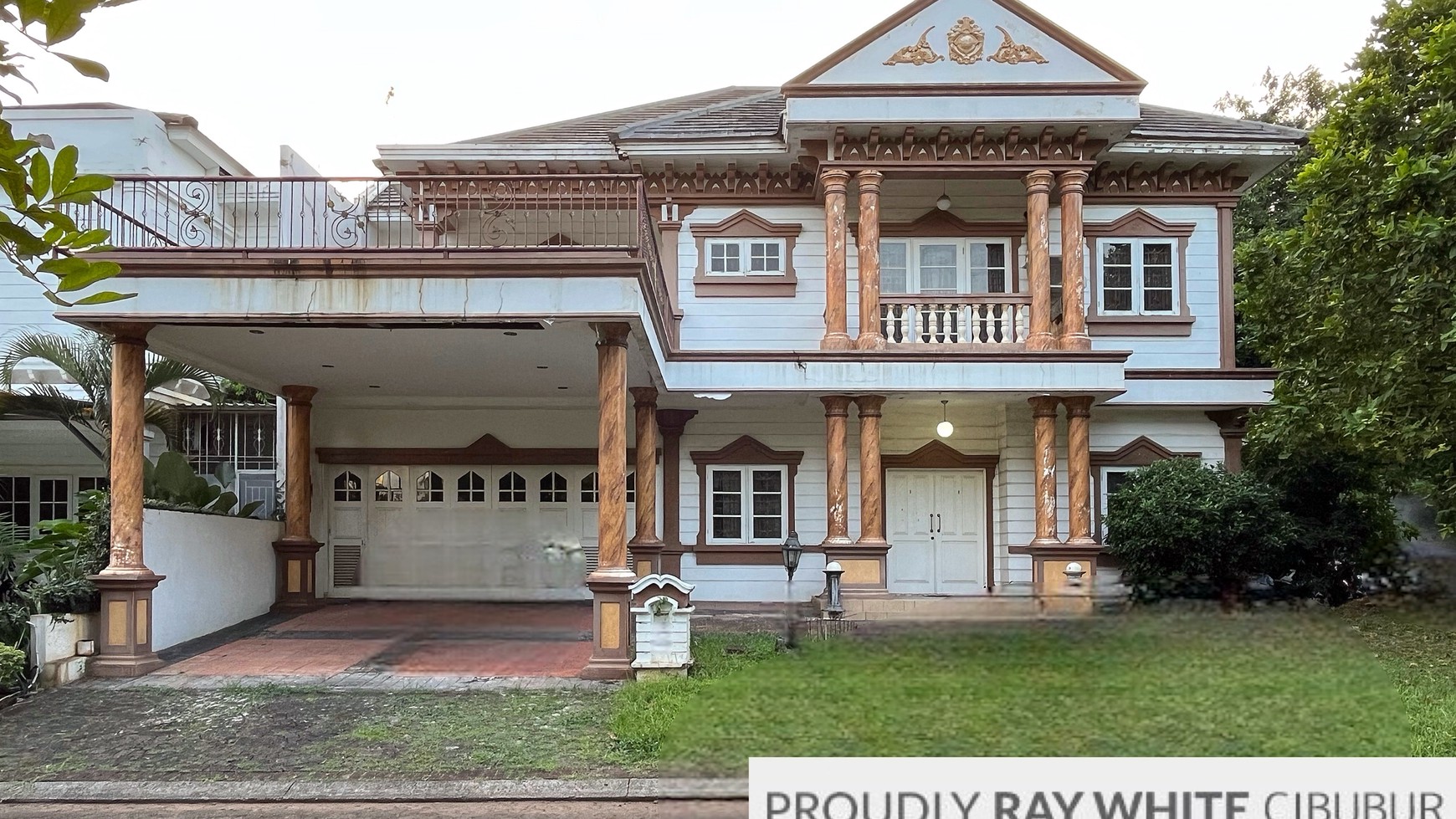 Rumah Besar, Hoek, Depan Taman di Kota Wisata, Cibubur