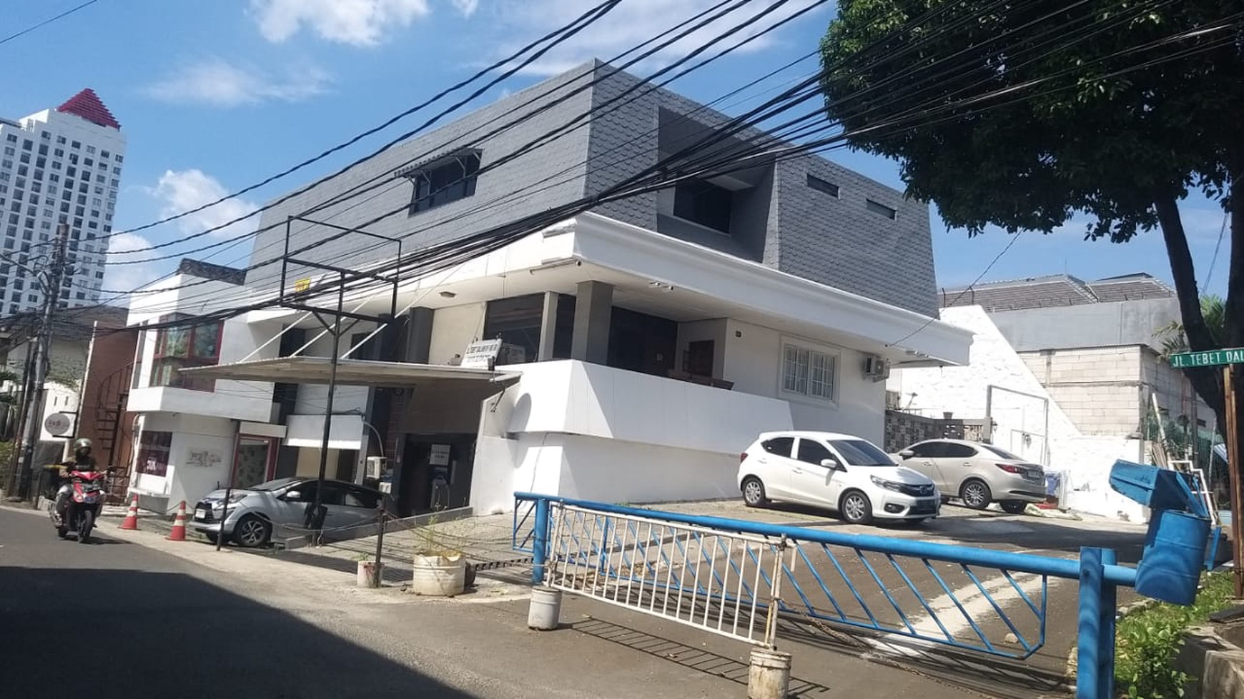 Rumah Lama di Jl Tebet Dalam, Lebar Jalan 3 Mobil