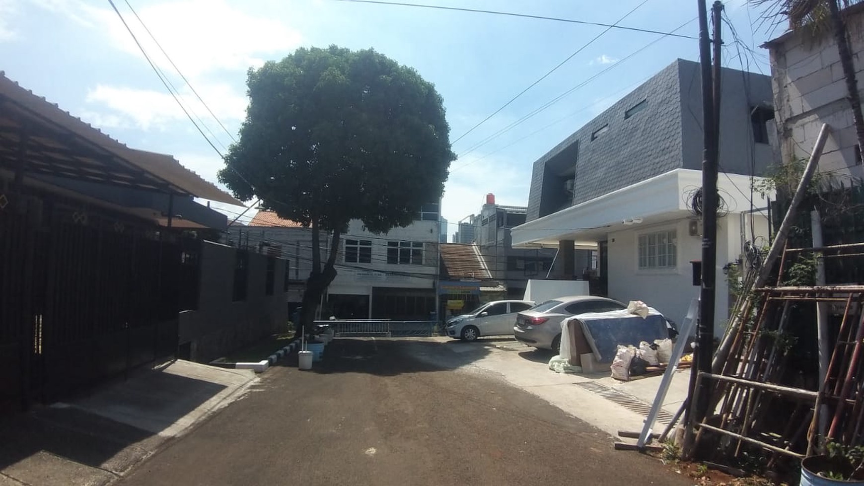 Rumah Lama di Jl Tebet Dalam, Lebar Jalan 3 Mobil